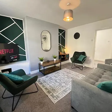 Perfect For Contractors, Businesses, Sleeps 6, Stylish Home, Free Parking, Long Term Disc