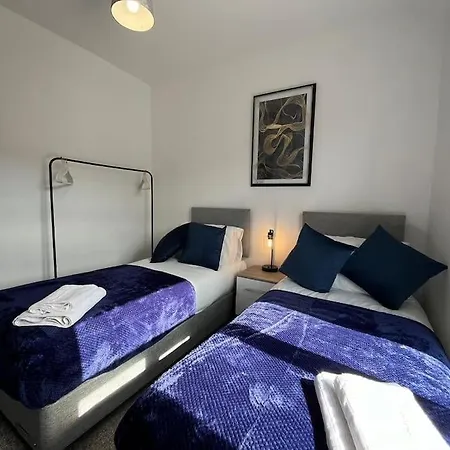 Perfect For Contractors, Businesses, Sleeps 6, Stylish Home, Free Parking, Long Term Disc *