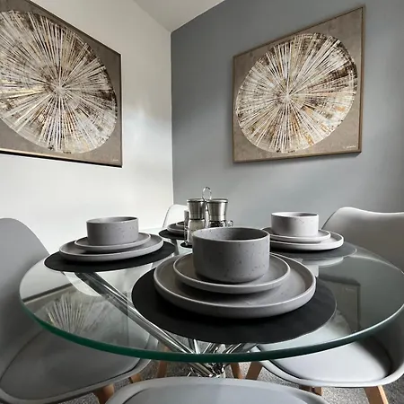 Perfect For Contractors, Businesses, Sleeps 6, Stylish Home, Free Parking, Long Term Disc
