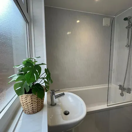 Perfect For Contractors, Businesses, Sleeps 6, Stylish Home, Free Parking, Long Term Disc