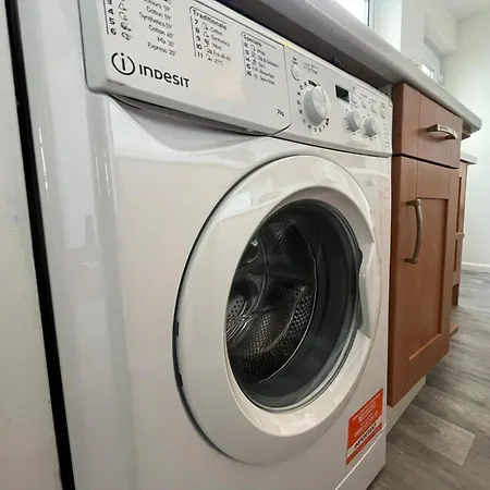 Perfect For Contractors, Businesses, Sleeps 6, Stylish Home, Free Parking, Long Term Disc 公寓 *